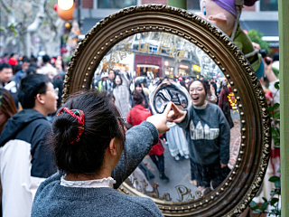 У входа в кафе «Artist La Pie». Декабрь 2025. Фото Елизаветы Кириной