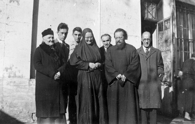 Участники «Православного Дела» во дворе дома на ул. Лурмель. 1939. С.Б. Пиленко (мама матери Марии), Ю. Скобцов (сын матери Марии), А. Бабаджан, мать Мария, Г.П. Федотов, свящ. Дм. Клепинин, К.В. Мочульский. Источник: Архив прот. Сергия Гаккеля