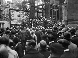 У входа в Александро-Невский храм. Париж. 1920-е. Фотограф: Альберт Харлинг. Источник: https://www.roger-viollet.fr/image-photo/russian-emigrants-settled-in-paris-after-the-176949