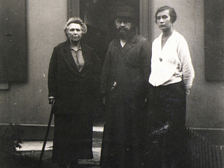 Прот. Сергий Булгаков с женой Еленой Ивановной и дочерью Марией. Париж, 1926. Архив ДРЗ