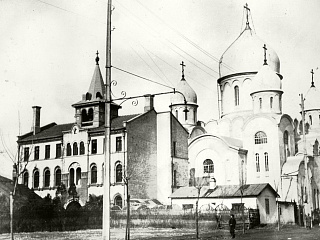 Кафедральный собор в честь иконы Божией Матери «Споручница грешных» и Архиерейский дом. 1936–1942. Источник: https://pastvu.com/