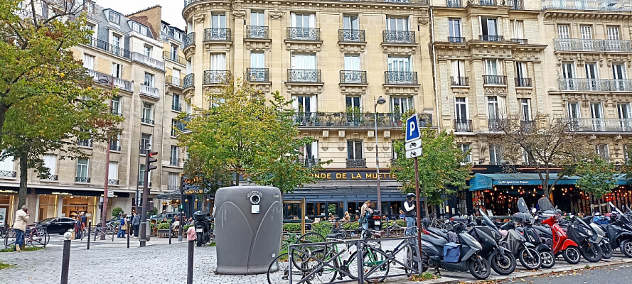 Выход на рю Жак Оффенбах со стороны станции метро Ла Мюэт. Октябрь 2024. Фото Евгения Пономарева