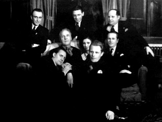 Участники объединения ХЛАМ с Ф.И. Шаляпиным. Стоят: П.А. Северный, Полишинель (Н.Б. Петров), Э.И. Элиров; сидят: Г.И. Кудинов, Ф.И. Шаляпин, А. Ганина, П.А. Дьяков, М.Ц. Спургот. Шанхай, 1936