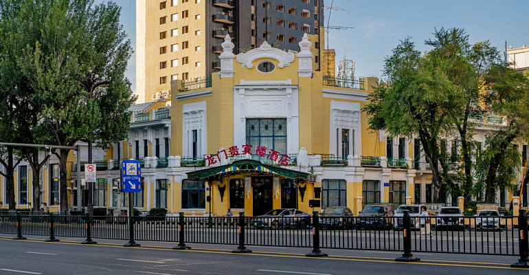 Современный вид здания первого Российского консульства в Харбине (бывшая Железнодорожная гостиница»), вид со стороны Хунзюнь цзе. Сентябрь 2024. Фото Елизаветы Кириной