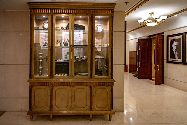 Мемориальные вещи из харбинского быта 1920-х–1930-х гг. в холле гостиницы «Модерн». Сентябрь 2024. Фото Елизаветы Кириной