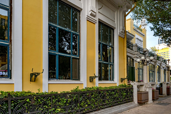 Гостиница «Врата дракона» (бывшая Железнодорожная гостиница»), вид со стороны Хунзюнь цзе. Сентябрь 2024. Фото Елизаветы Кириной