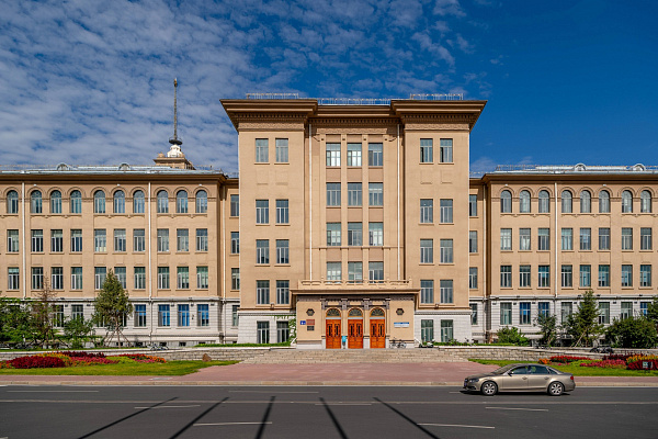 Главное здание Харбинского политехнического университета. Вход с торца. Сентябрь 2024. Фото Елизаветы Кириной