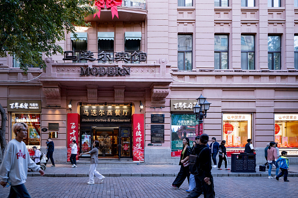 Вход в гостинице «Модерн» со стороны ресторана. Сентябрь 2024. Фото Елизаветы Кириной