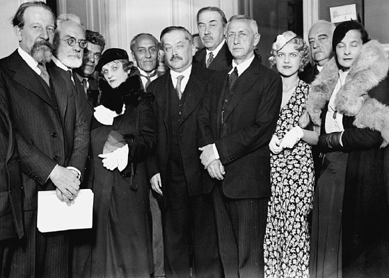 Новый нобелевский лауреат И.А. Бунин в редакции «Иллюстрированной России». Слева от него: Н.А. Тэффи и М.А. Алданов. Рю Клеман Маро, 24. 1933. Источник: Хейбер Э. Смеющаяся вопреки. Жизнь и творчество Тэффи. СПб., 2021