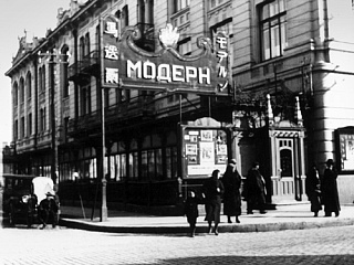 Угловой вход в театр на пересечении Китайской и Монгольской улиц. 1920-е