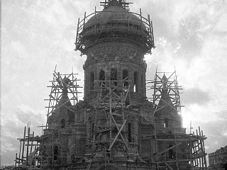 Возведение Софийской церкви (арх. М.М. Осколков). 1931. Фотограф Р.Л. Пендлтон. Источник: https://humus.livejournal.com/9039780.html?