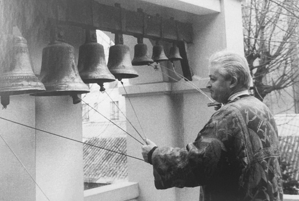 Псаломщик и регент Николай Михайлович Осоргин на звоннице храма. Париж. Конец 1990-х. Источник: Преп. Сергий в Париже. СПб., 2010
