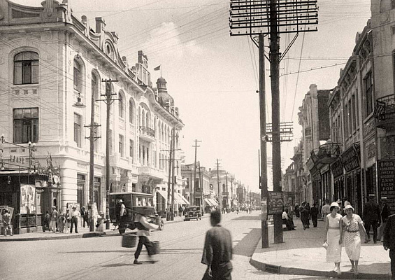 Вид на Китайскую ул. Слева – фасад отеля «Модерн». 1920-е. Из архива автора