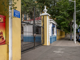 Вход в Школу компьютерной подготовки ХПУ с проспекта Сидачжи. Сентябрь 2024. Фото Елизаветы Кириной