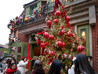 Вход в кафе «Artist La Pie» (1389, Юйюань лу). Декабрь 2025. Фото Елизаветы Кириной