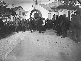 Генерал Врангель перед Свято-Троицкой церковью. Около 1926