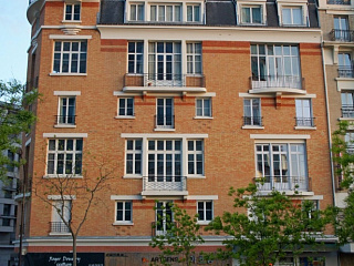 Фасад дома со стороны авеню Эмиля Золя. На пятом этаже панорамные окна квартиры Бенуа. Май 2018. Фото Марины Крышталевой