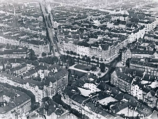 Вид на Байеришер Плац (Bayerischer Platz), с пересечением нескольких улиц, в т.ч. Берлинерштрассе. 1935
