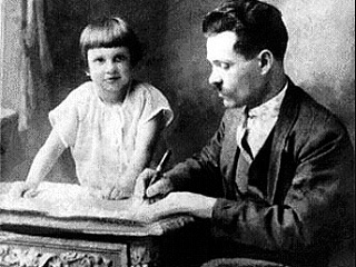 Нестор Махно с дочерью Еленой. Париж, 1920-е