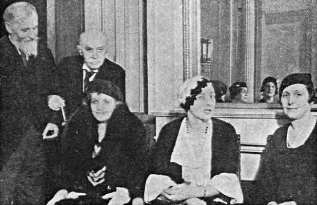 Члены жюри конкурса «Мисс Россия» К.А. Коровин и Н.А. Тэффи на рю Клеман Маро, 24. 1933. Источник: Иллюстрированная Россия. 1933. № 18 (416)