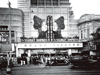 Кинотеатр «Гранд» с афишей фильма «Кровавая императрица» (The Scarlett Empress) с Марлен Дитрих в главной роли. 1935