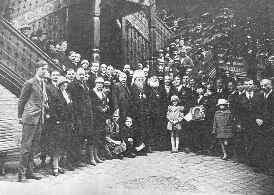 Свято-Сергиевское подворье. Хор и приход. В центре – митр. Евлогий (Георгиевский) и архим. Иоанн (Леончуков). У левой колонны – регент И.К. Денисов. Париж. Начало 1930-х. Источник: Свято-Сергиевское подворье в Париже. Париж; СПб., 1999