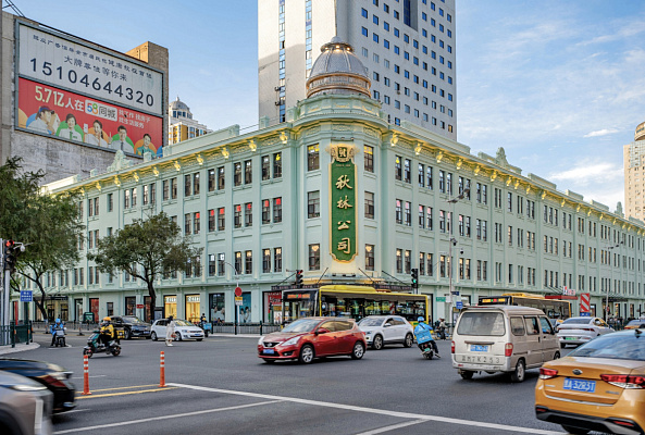 Торговый дом «Цулинь» (Qiulin), бывший Универмаг Чурина. Вид с проспекта Дундачжи. Сентябрь 2024. Фото Елизаветы Кириной