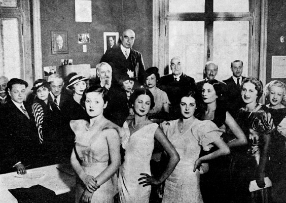 Жюри и участницы конкурса «Мисс Россия» на рю Клеман Маро, 24. Во 2-м ряду: А. Седых, Н.А. Тэффи, Б.А. Гордон, Е.Н. Рощина-Инсарова, К.А. Коровин, мадам де Валеф, О.Н. Астрахан-Клейн, М.А. Дризо (Mad) и др. 1934. Источник: Иллюстрированная Россия. 1934. №