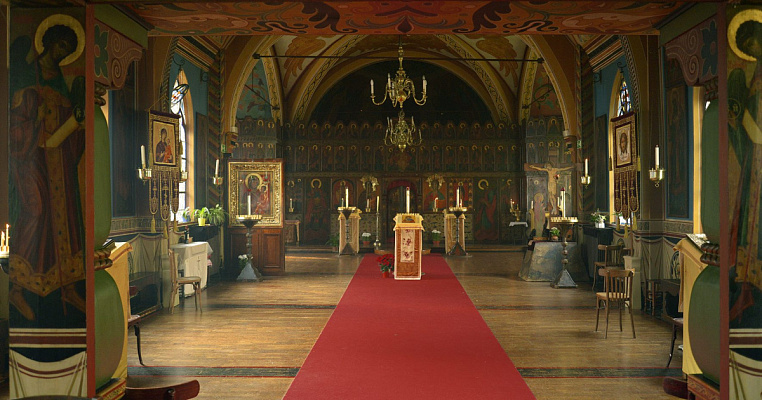 Иконостас и своды храма преподобного Сергия Радонежского. Источник: https://saint-serge.fr/vnutri-xrama/?_gallery=gg-4-57