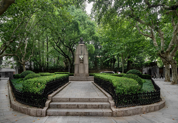 Современный шанхайский памятник А.С. Пушкину. Скульптор Гао Юньлун, архитектор Ци Цзыхун. Август 2024. Фото Елизаветы Кириной