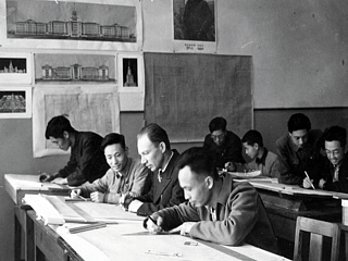 П.И. Приходько с группой архитекторов-проектантов Главного здания ХПИ. Рисунки на стене – первые проекты здания. Фото любезно предоставлено коллегами из Института архитектуры ХПУ