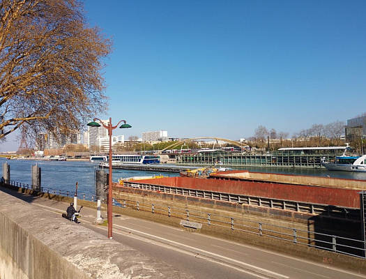 Современный вид на Сену от дома 146 по набережной Луи-Брельо (ранее набережная Отёй). Март 2025. Фото Алексиса Вадро (Alexis Vadrot)