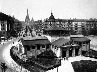 Вид с Байройтер Штрассе: Виттенбергплац (Wittenbergplatz), торговый дом KaDeWe и Тауэнцинштрассе (Tauentzienstraße). 1920–1930. Источник:https://pastvu.com/p/688919