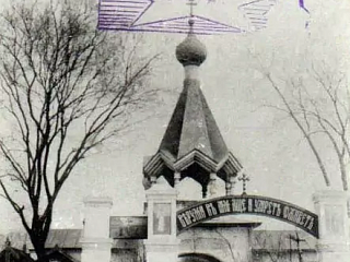 Входные ворота и первоначальный облик надвратной колокольни. 1935 (?). Источник: https://pastvu.com/p/1342915