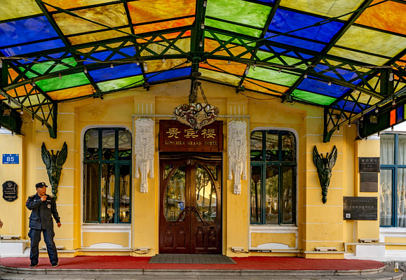 Парадный вход в гостиницу «Врата дракона». Сентябрь 2024. Фото Елизаветы Кириной