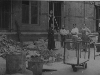 Перестройка гаража в Покровскую церковь при доме на ул. Лурмель. 1930-е. Из альбома Л.А. Зандера (Архив РСХД)