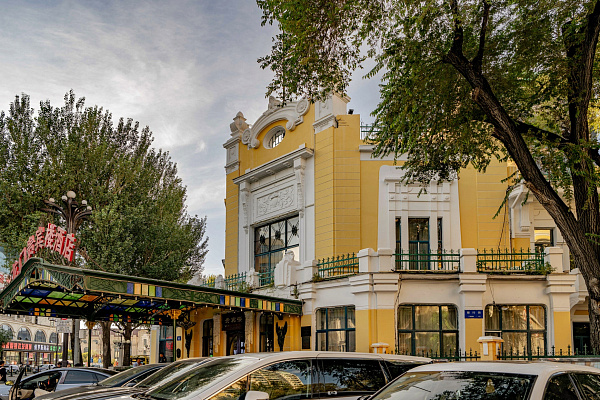 Гостиница «Врата дракона» (бывшая Железнодорожная гостиница). Сентябрь 2024. Фото Елизаветы Кириной