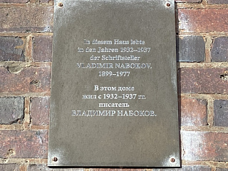 Мемориальная доска В.В. Набокову на Несторштрассе, 22.  Фото Алексея Урбана