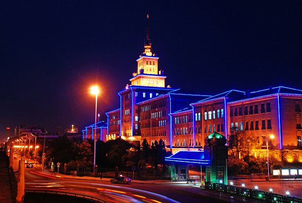 Главный корпус с ночной подсветкой со стороны проспекта Сидачжи. 2010-е