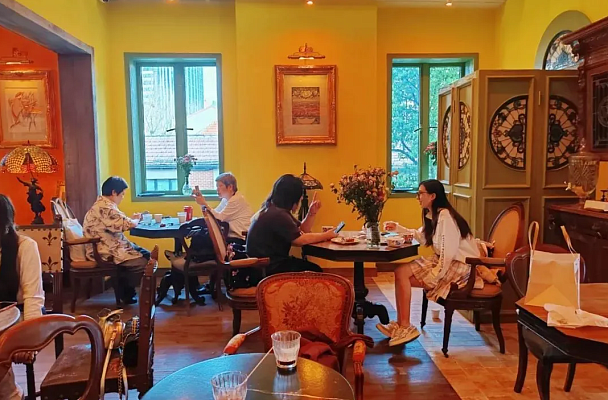 Интерьеры кафе «Artist La Pie». Июнь 2025. Источник: https://news.qq.com/rain/