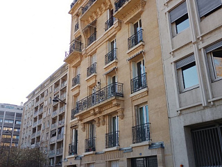 Дом номер 146 на набережной Луи-Брельо (ранее набережная Отёй). Март 2025. Фото Алексиса Вадро (Alexis Vadrot)