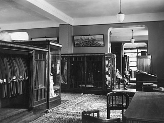 Универмаг Чурина на Большом проспекте. Отдел готового мужского платья. 1930-е. Фотограф В.П.Абламский