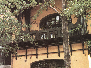 Бывший особняк Б.В. Остроумова. Лицевой фасад, фрагмент. Ул. Красной армии, 38. Ок. 1990. Источник: Чжан Хуай Шен. Архитектура Харбина. Харбин, 1990. С. 73