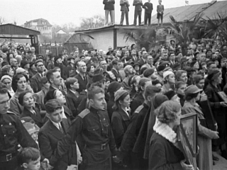 Прихожане Кафедрального собора на праздновании Светлой Пасхи. Шанхай, 1937. Источник: https://pastvu.com/p/1415556