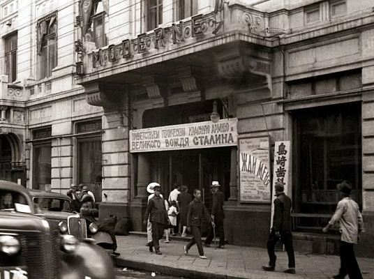 Вход в кинотеатр гостиницы «Модерн». 1945. Источник: https://pastvu.com/p/1583382