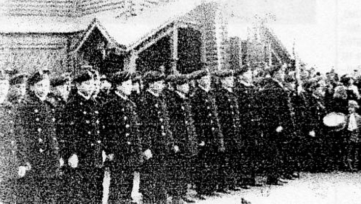 Воспитанники «Русского дома» в ограде Собора. Харбин. Источник: На сопках Маньчжурии. Новосибирск, 1999. № 66. С. 2