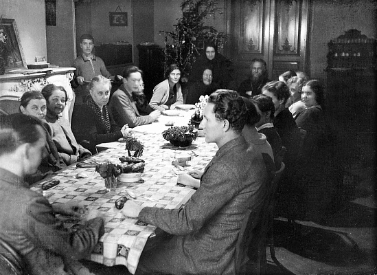 В столовой в доме на ул. Лурмель. Париж. 1930-е. На дальнем конце стола сидят мать Мария и прот. Сергий Булгаков, стоит мать Евдокия (Мещерякова). Источник: Архив прот. Сергия Гаккеля