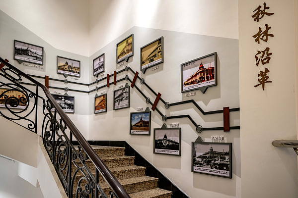 Винтовая лестница с таймлайн истории компании «И.Я. Чурин и Ко» и харбинских магазинов Чурина. Сентябрь 2024. Фото Елизаветы Кириной