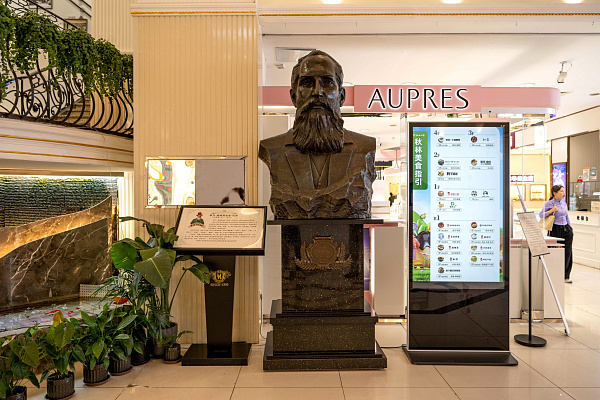 Бронзовый бюст И.Я. Чурина, работы скульптора Ф.К. Валенского (1938) в вестибюле универмага. Сентябрь 2024. Фото Елизаветы Кириной