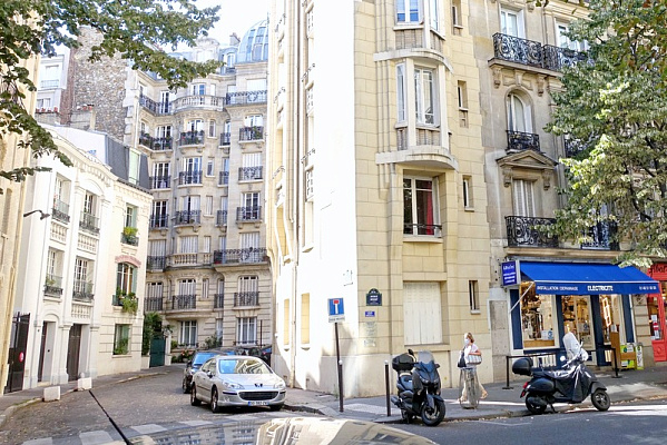 Вид на Виллу Флор с авеню Мозар. Август 2020. Источник: https://www.parisladouce.com/2020/08/paris-villa-flore-exquise-impasse.html